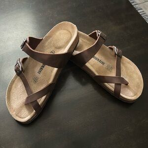 Excellent condition, Cushionaire women’s 8.5 Luna sandal.